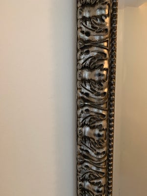 Stort aflangt spejl med sølvramme, Mål
Højt 150 cm
Bredt 52 cm