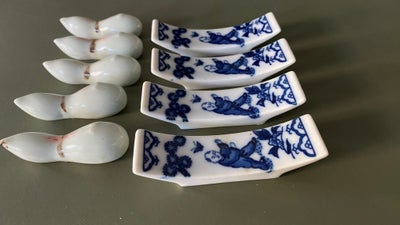 Andet, Spisepindeholder, Kinesiske, 9 spisepindeholdere 
De 5 måler 5,5 cm og de 4 blå og hvide måle