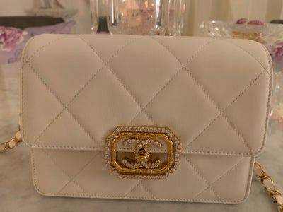 Crossbody, Chanel, kalveskind, Ny og ubrugt. Sjælden collectors taske. Hvid med guld hardware og dia