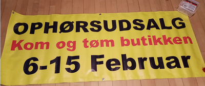 Skilte, BANNER OPHØRSUDSALG, Banner i kraftig plast med teksten OPHØRSUDSALG. Med huller til ophæng
