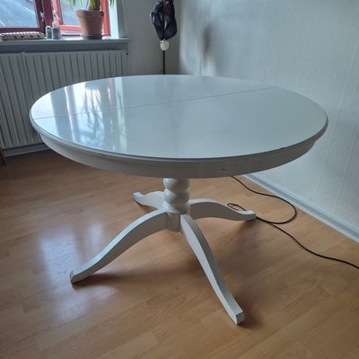 Spisebord, b: 110 l: 160, Udtræksbord 110 - 160 cm i længden
Bordet har nogle skrammer og misfarving