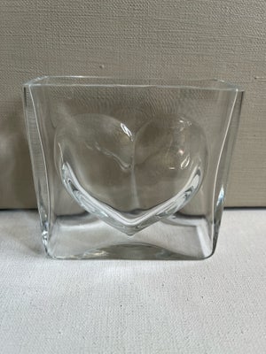 Glas, Vase, Kosta Boda, Lille glasvase med hjerte, Kosta Boda? 
Højde 10 cm, bredde 4 cm. 
Har et li