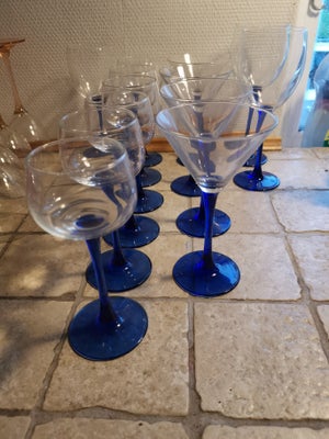 Glas, 53 stk Franske Luminac glas blå og laksefarvet, Uden skår, et med glaspest.
Bud modtages
1200 