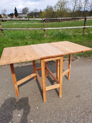 Spisebord, Vældigt praktisk bord I fyrretræ. 

Mål:
33,5 x 70 x H74,5
Klapperne måler 44 cm, så bord