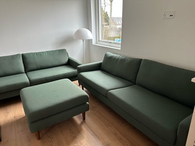 Sofa, 3 pers. , Sofacompany, 2 grønne Astha sofaer fra Sofacompany og puf.

Mål på sofa: 
H: 83 cm x