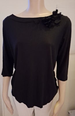 Bluse, H&M, str. 42, Sort, 100%viscose, Næsten som ny, Mål
Brystmål fra under armen 104 cm
Længde fr