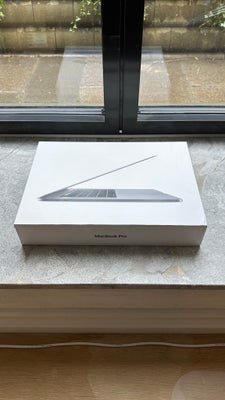 MacBook Pro, 15” - 2018, God, God stand og fejler intet. Blot mindre ridser ude på som almindelige b