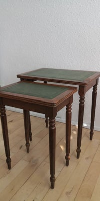 Indskudsbord, teaktræ, b: 31 l: 45 h: 49, 2 elegante antikke indskudsborde i teaktræ med smalle ben 