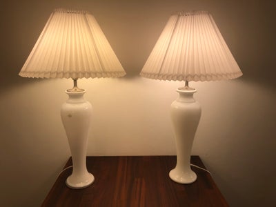 Anden bordlampe, Royal Copenhagen.
Holmegaard
2 stk. samlet pris.
NEDSAT fra 5000,- kr.

Hvidt Opal 