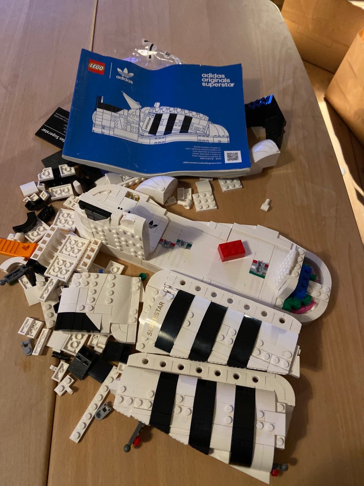 Lego andet, Adidas sneakers