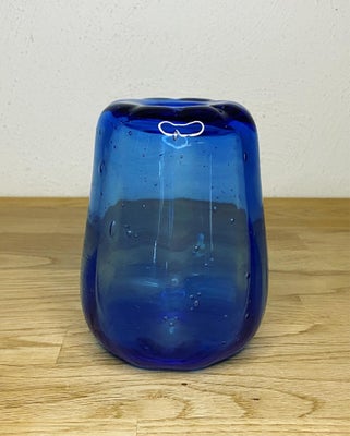 Glas, Vase, Super smuk mundblæst vase i flot blå farve med bølget kant.

Har puntel-mærke i bunden o