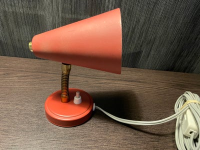 Væglampe, E. S. Horn, Rød retro lampe fra 1950´erne, med messing flexarm.
Farve mat rød, Messingknop