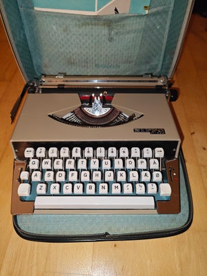 Skrivemaskine, Nippo P200 60er skrivemaskine, Har denne smukke 60er skrive maskine med taske og manu