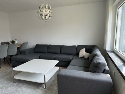 Hjørnesofa, En stor hjørne sofa til dagligstuen. 

Sofaen fejler ikke noget, ingen pletter eller hul