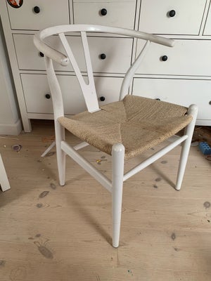 Køkkenstol, Træ, Ukendt, Vi sælger vores sidste spisebordsstol - den er i hvid træ og noget flet på 