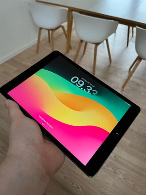 iPad 7, 32 GB, sort, God, Rigtig fin IPad, sælges da den ikke bliver brugt.
Har ridser på bagsiden g