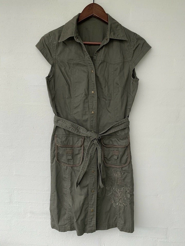 Anden kjole, Flot army grøn kjole med bindebælte , str. S