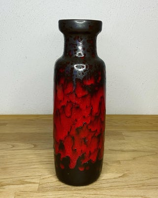 Keramik, Vase , Scheurich, Super fed West Germany vase ( 200/22 ) i sortbrun med rød løbeglasur fra 