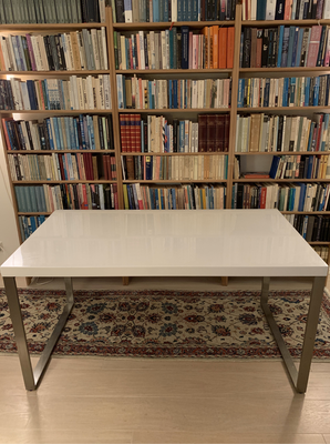 Spisebord, Idé Møbler, b: 150 l: 80, Flot, blankt hvidlakeret bord. Jeg har oprindeligt brugt det so