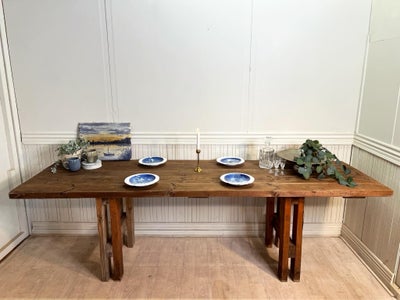 Spisebord, Virkelig smukt rustikt planke langbord i fyrretræ.

Masser af anvendelses muligheder til 