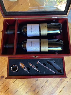 Smuk vin-kasse med tilbehør, Ukendt, Smuk vin-kassen i mørkt træ med plads til to flasker. Bund af g