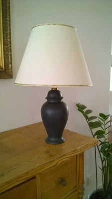Lampe, Retro Bordlampe, Keramik, Porcelæn

Stor Skøn Gl. Vintage Bordlampe
H: 53cm med skærm
Kan evt