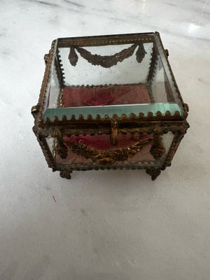 Smykkeskrin, Antikt fransk smykkeskrin med facetteret glas på top og alle sider dekoreret med guldkr