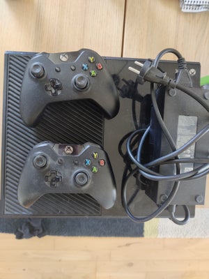 Xbox One, Xbox one incl 2 controllers og 13 spil.