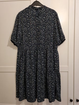 Sommerkjole, Vero Moda, str. XL,  Næsten som ny, Mørkeblå blomstret kjole I str XL fra Vero Moda.
Br