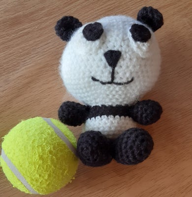 Panda hæklet, Hjemme lavet, Denne panda er lavet af acryl og uld og vat som fyld og er helt ny Den e