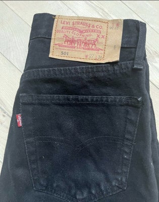 Jeans, Levi's, str. 27,  Sort,  God men brugt, Længe 30/32
Vintage model i den lidt tykkere kvalitet