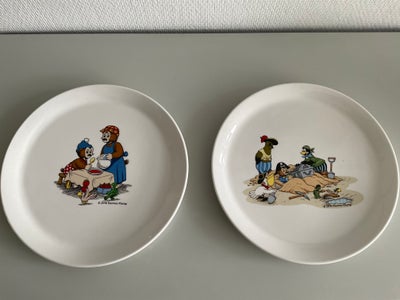 Porcelæn, Tallerkener, To flotte tallerkener med Rasmus Klump motiv 2010.
Diameter 23,5 cm.

Ingen s