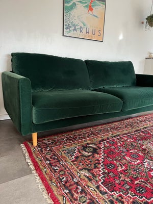 Sofa, velour, 3 pers. , Ikea, Vi har to af denne type sofa i mørkegrøn velour med træben. 
Den er 21