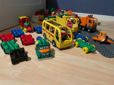 Lego Duplo, Blandet Lego Duplo - bl.a. skolebus, skraldebil, dumper og en masse klodser til at bygge