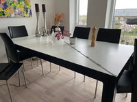 Skouby spisebord SM24 , massivt med hvid  med sort