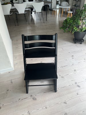 Højstol, Tripp Trapp højstol sort, Med grå Stokke babysæt bestående af rygstøtte og skridtsele. 
Grå