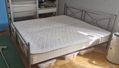 Sengeramme, b: 180 l: 200 h: 25, Sælger denne fine senge ramme i metal. Jeg har 2 boks madrasser i. 