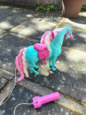 Barbie, Karet+hest, Smuk turkis hest. Med batteri, og kan gå på fladt underlag.

Moderat brugt.

Kan