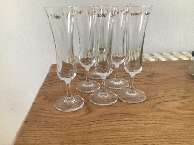 Glas, Champagneglas, År 2000, 6 stk. høje champagneglas med gyldent årstal 2000.
I fin stand.

vingl