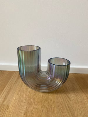 Vase, Glasvase, RÄFFELBJÖRK
Vase, perlemorsfarvet, 20 cm

Flot med glasvasens forskellige farver. 
F