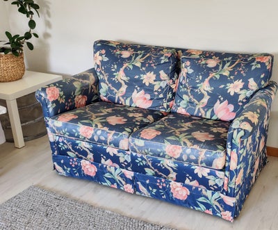 Sofa, silke, 2 pers., Lille blomstret sofa bortgives evt til sommerhus eller kolonihaven