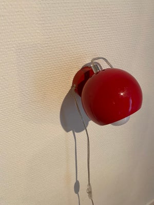 Væglampe, Frandsen Ball, Kuglelampe eller magnetlampe i flot rød farve  Sender gerne, køber betaler 