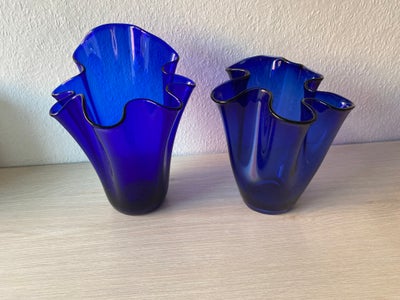 Glas, Tulipanvaser, 2 stk. blå Vaser.
Højde: 20 cm og 25 cm
Bredde: 18 cm og 20 cm
pris pr stk.