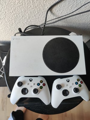 Xbox One S, Perfekt, Sælger min Xbox One S da den ikke bliver brugt. kvittering og 2 orginale kontro