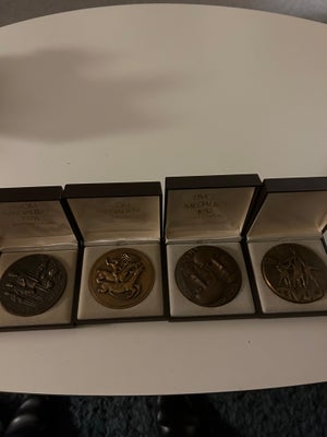 Medalje, 4 tivolimedaljer af bronze med æske. Årstal 1978, 1980, 1982, 1983. 200 kr. pr. stk