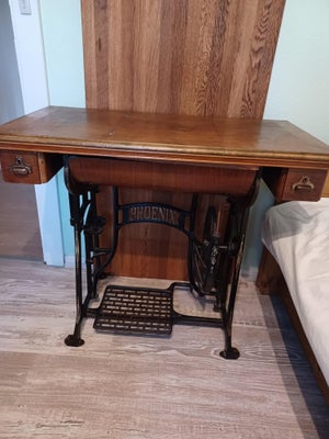 Gratis, Antik bord symaskine
har denne bord symaskine som vi ikke har plads til mere
Den er gratis m
