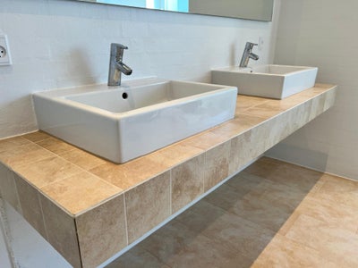 Badeværelsesmøbel, Badeværelses møbel m/2 vaske
Duravit håndvaske, 60 bred og 47 dyb. 
https://www.l