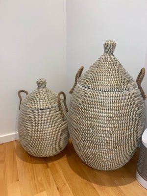 Vasketøjskurve flettet strå, H&M, Flettet strå søgræs beige kurve 

Stor kurv diameter 42cm, højde m