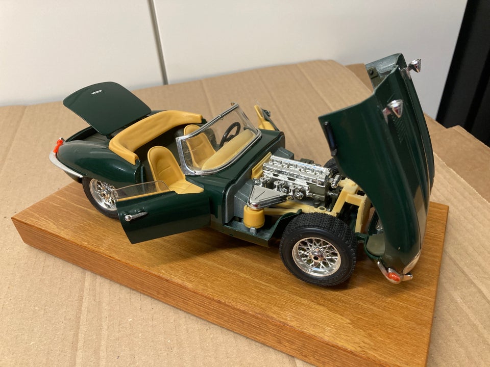 Modelbil, Jaguar E-type cabriolet 1961 1/18, skala 1:18