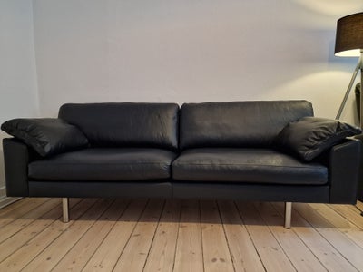 Sofa, læder, 3 pers., NY 3 pers. sofa
Mål- B220 - D85cm
Sofa er betrukket med blødt sort okselæder i